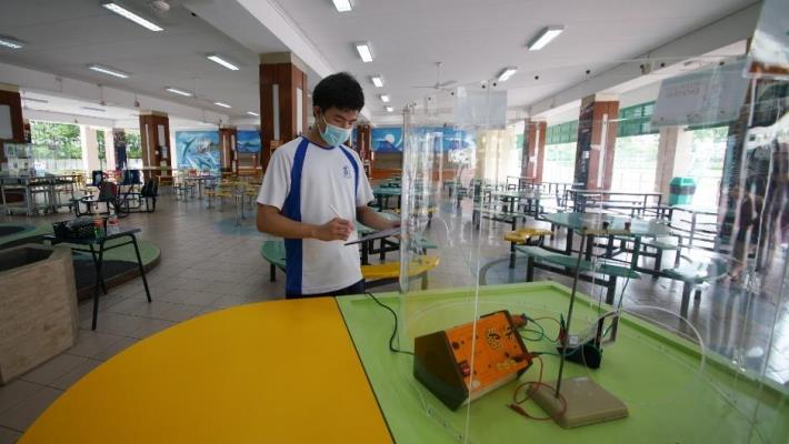Yusof Ishak Secondary School’s students freely tinker with mobile experiment carts placed around school, some of which are located in accessible locations such as the canteen.